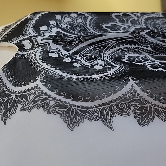 NY&Co Sleeveless top with overlay - Picture 2 of 9